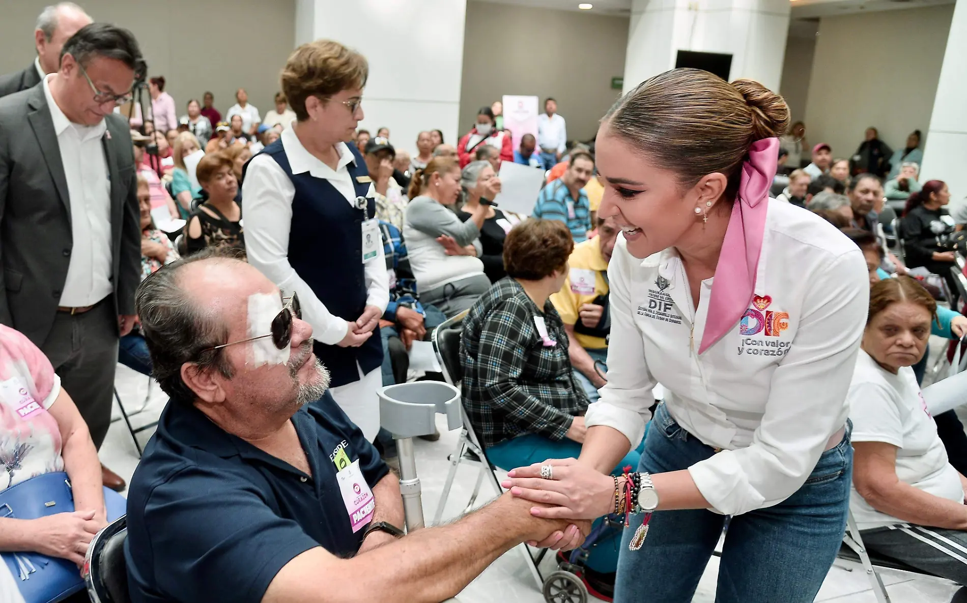 Marisol y Esteban atienden a duranguenses en su salud visual